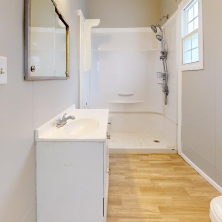 6000-W-43rd-St-Cleveland-OH-64VQ5syM5fQ-Bathroom
