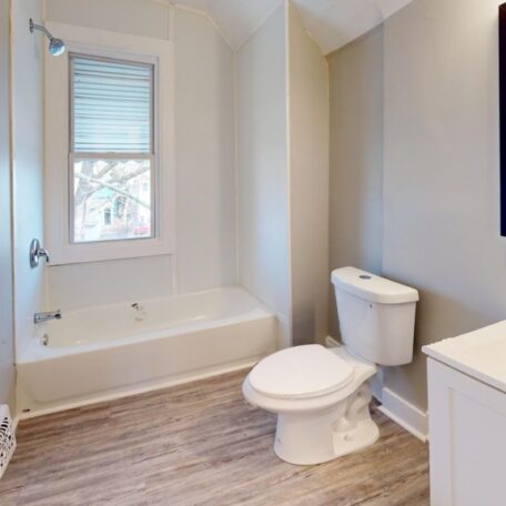 6017-West-105th-Street-Cleveland-OH-3065-W-105th-St-Bathroom