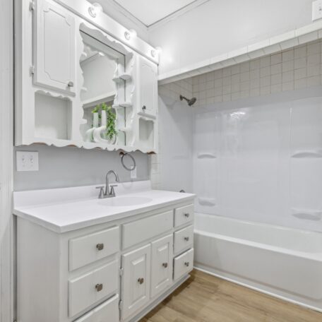 6099-Washington-Blvd-Anderson-IN-Bathroom